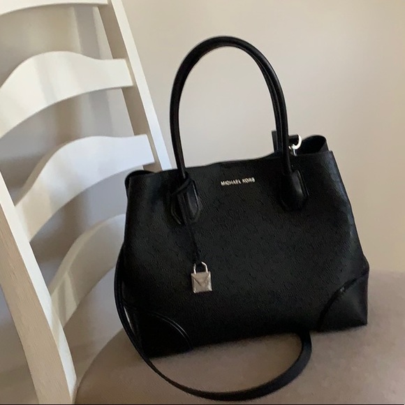 Michael Kors Handbags - Black Michael kors purse